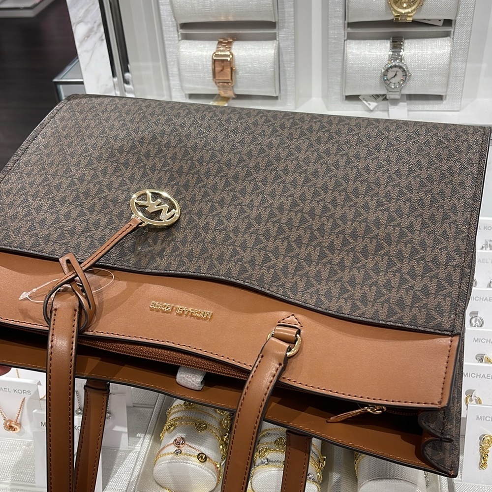 Michael Kors Jet Set Travel Large Signature Logo Pocket Tote Bag
Brown NWT - Picture 8 of 16